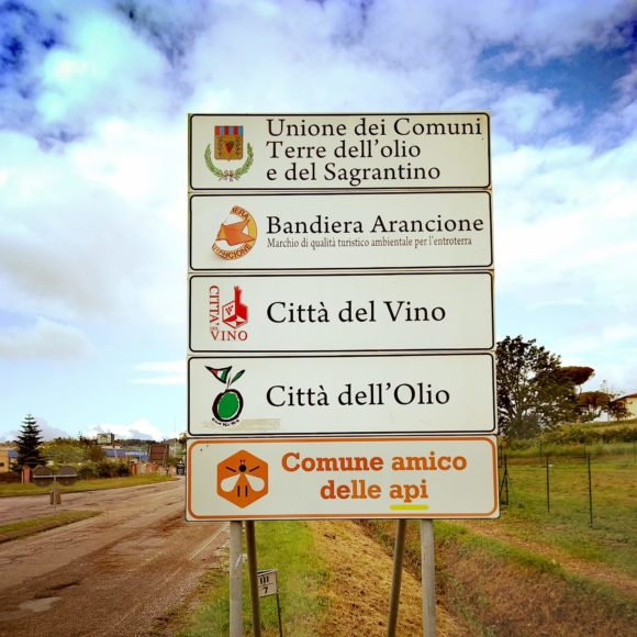 Il Comune di Bevagna inaugura la targa “Comune amico delle api” all’ingresso della città